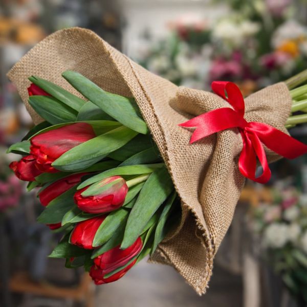 Exquisite Tulip Arrangements in Kissonerga